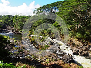 Wailuku River runs towards Boiling Pots